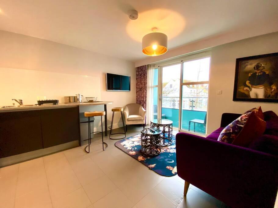 Stunning Apartment - 1 Minute Walk To Poole Quay - Great Location - Free Parking - Fast Wifi - Smart Tv - Newly Decorated - Sleeps Up To 2! Close To Poole & Bournemouth & Sandbanks Exterior foto